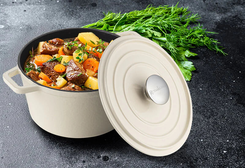 Kochgeschirr aus Gusseisen ist ein Muss für jede Küche.