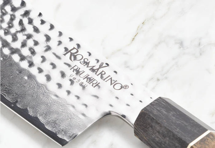 Eine Kombination aus hochwertigem rostfreiem Stahl, Damastmuster und einem hölzernen Griff.