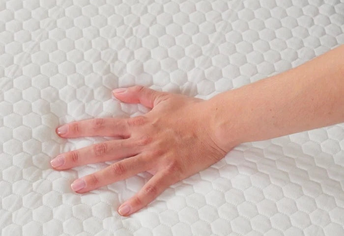 Atmungsaktiver Bezug für trockenen und frischen Schlaf.